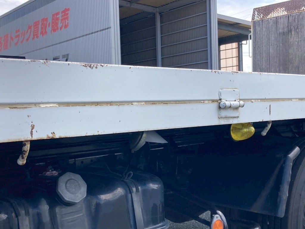 助手席側アオリ上縁、台枠にスリ傷、錆があります。|いすゞ フォワード TKG-FRR90S1(2WD)の写真28