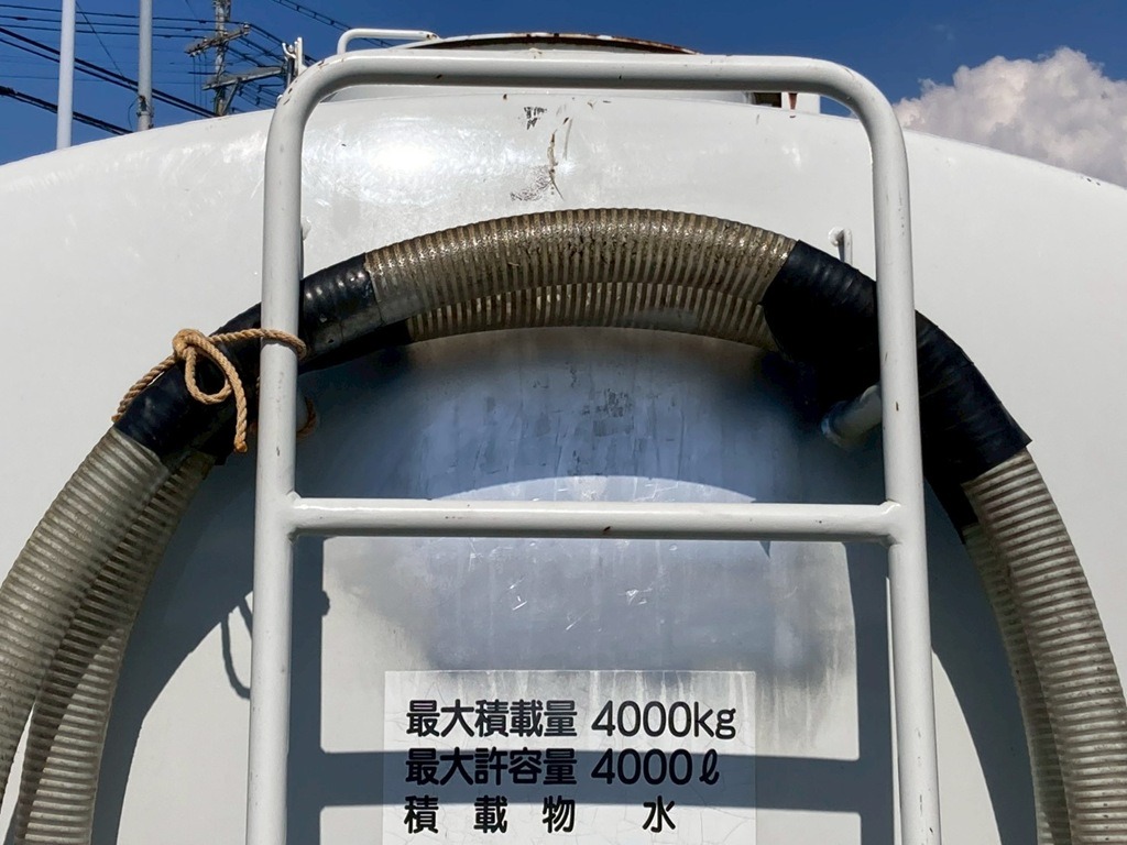 タンク後方にシルバー塗装で看板が消されています。|三菱 キャンター 2PG-FEB90(2WD)の写真24