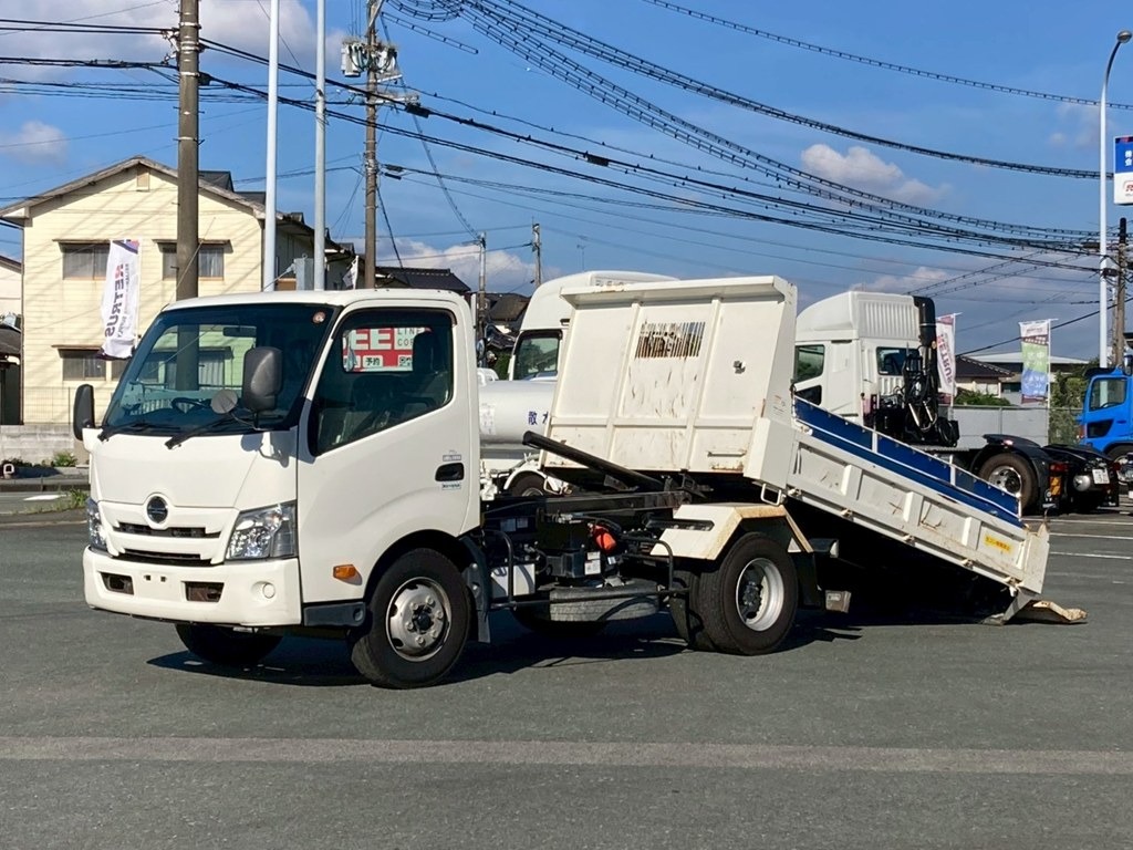 スライドさせた状態です。建機の乗り入れをスムーズに行えます。|日野 デュトロ 2KG-XZU700X(2WD)の写真1