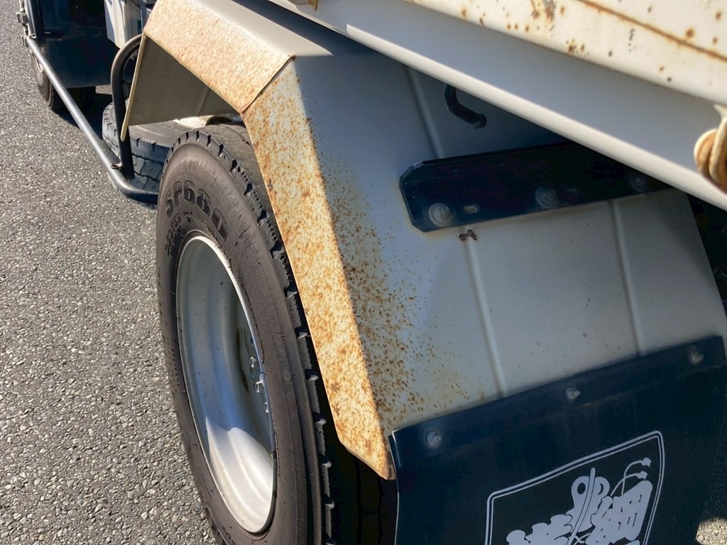 左リアフェンダーに錆があります。|日野 デュトロ 2KG-XZU700X(2WD)の写真32