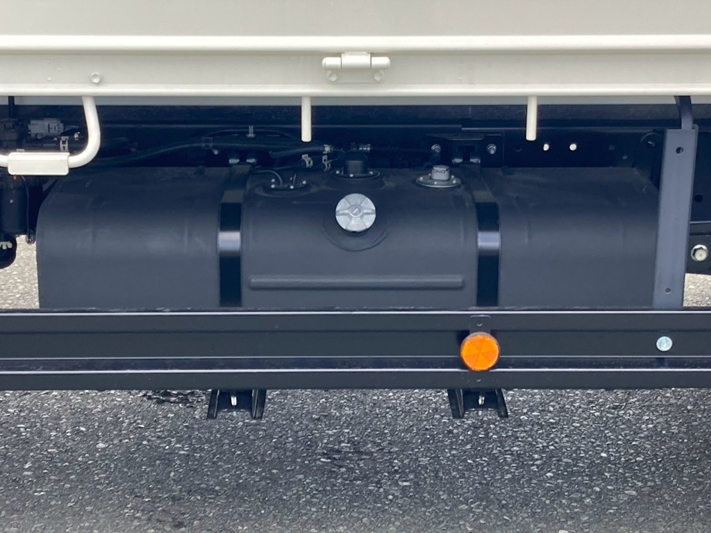 燃料タンクは100Lです。|日野 デュトロ 2WG-XZU713M(2WD)の写真17