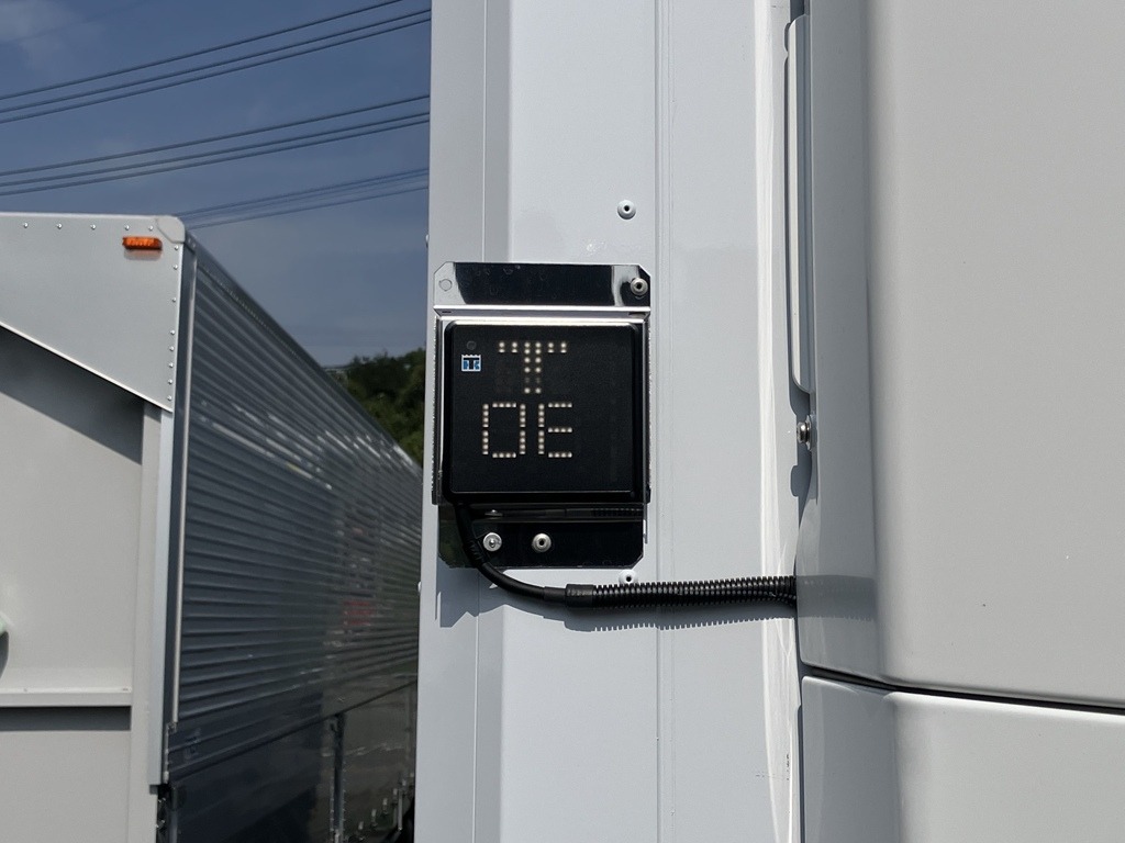 トリプルコンボディスプレイで運転席ミラーより庫内温度が確認できるようになっています。|トレクス VFR345の写真20