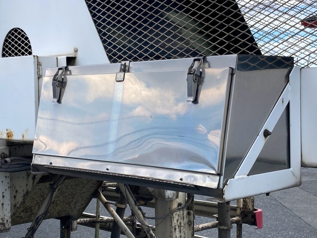 運転席側前方にステンレス製の工具箱が付いています。|極東 KA2462Aの写真19