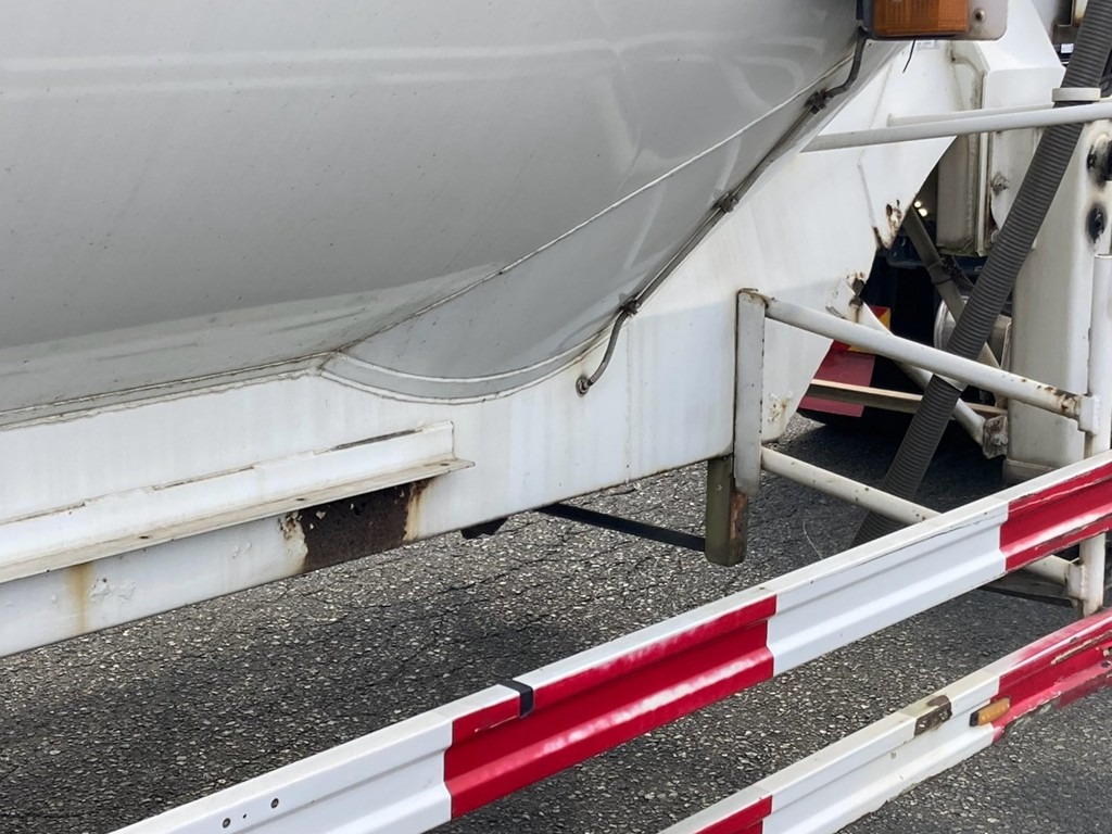 運転席側メインフレーム中央に腐食穴あき箇所があります。|極東 KA2462Aの写真24