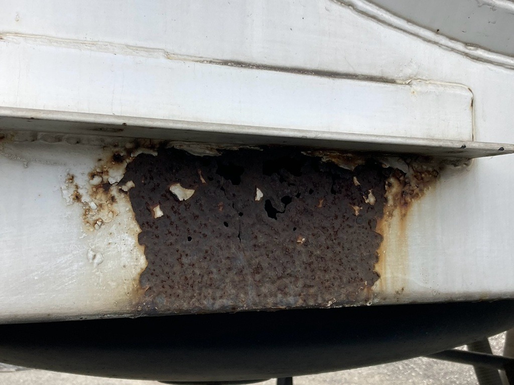 運転席側メインフレーム中央に腐食穴あき箇所があります。|極東 KA2462Aの写真25