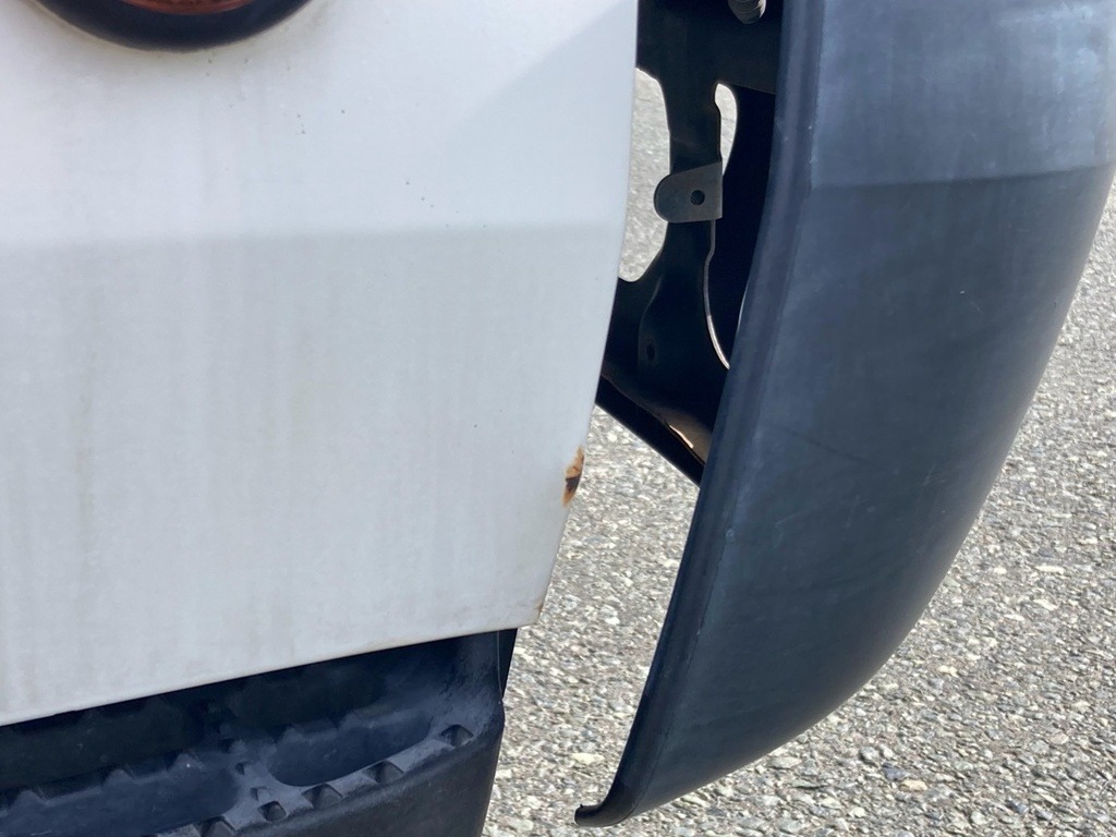運転席ドア前方に曲り、錆があります。|日野 デュトロ TKG-XZU650M(2WD)の写真17