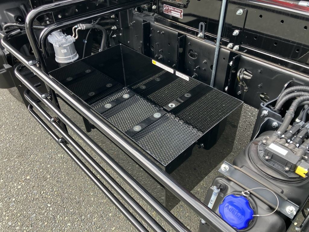 助手席側ボディーの中央に物入れが付いています。|日野 レンジャー 2KG-GD2ABAの写真15