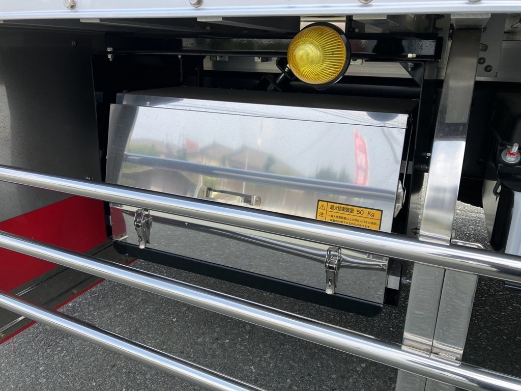 運転席側ボディー後方に工具箱が付いています。|日野 プロフィア 2DG-FW1AHCの写真22