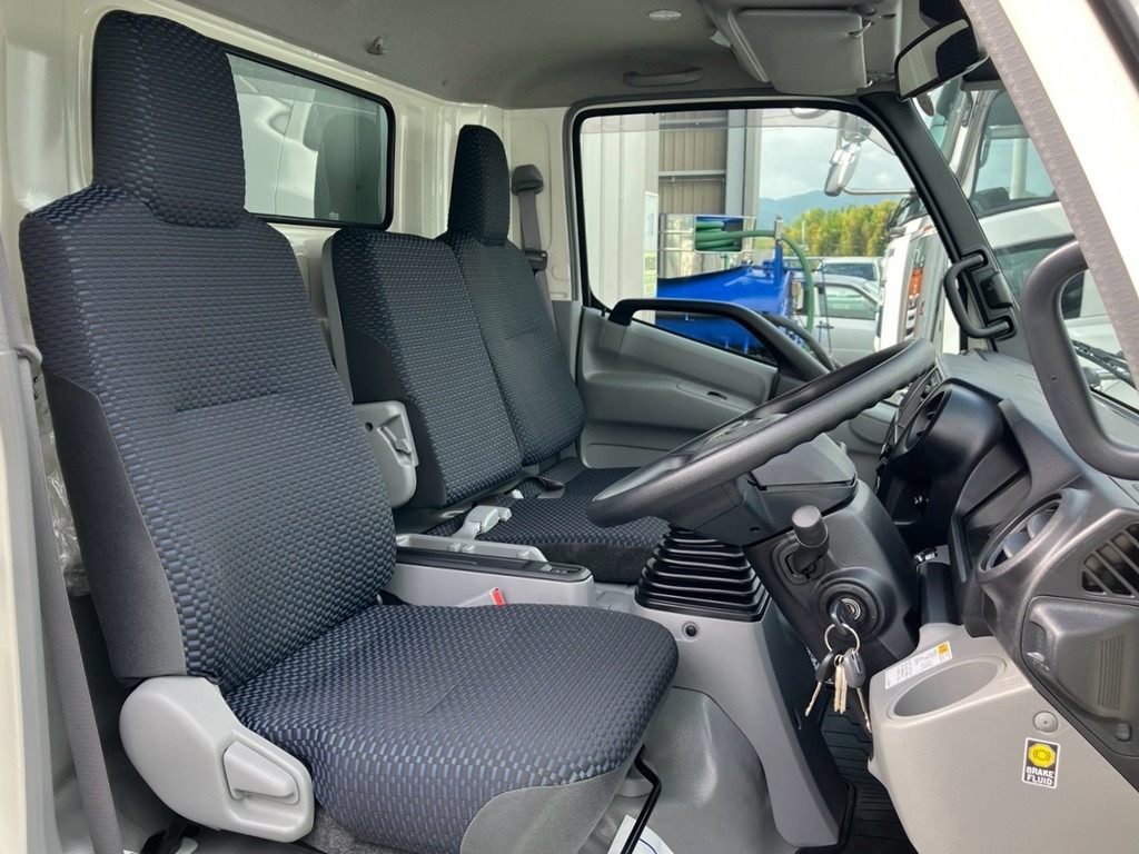 乗車定員は3名です。|日野 デュトロ 2WG-XZU713N(2WD)の写真7