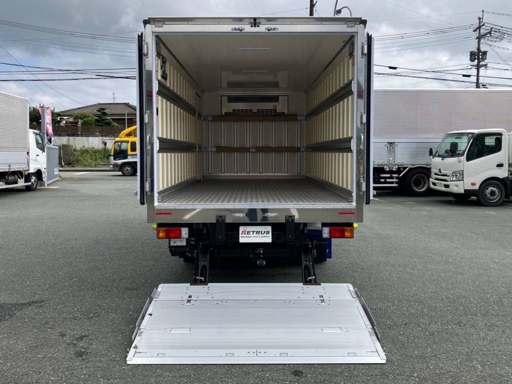 門口周りはステンレス製です。|日野 デュトロ 2WG-XZU713N(2WD)の写真12