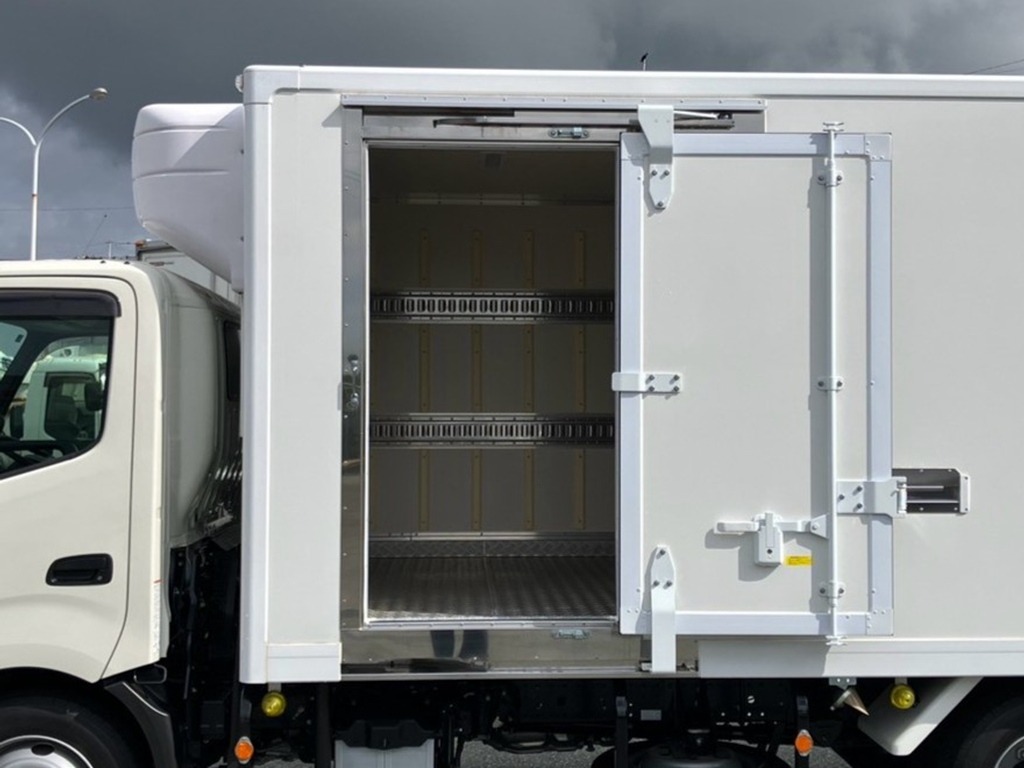 サイドドアを開いた状態です。（門口周りはステンレス製です）|日野 デュトロ 2WG-XZU713N(2WD)の写真19