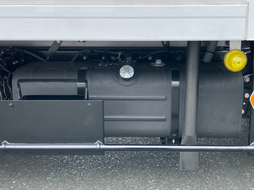 燃料タンクは100Lです。|日野 デュトロ 2WG-XZU713N(2WD)の写真26
