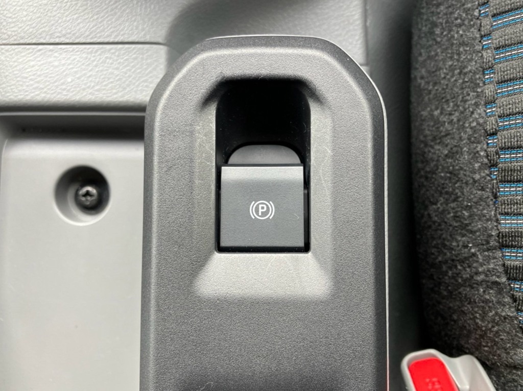 電動パーキングスイッチです。|日野 デュトロ 2WG-XZU713N(2WD)の写真30