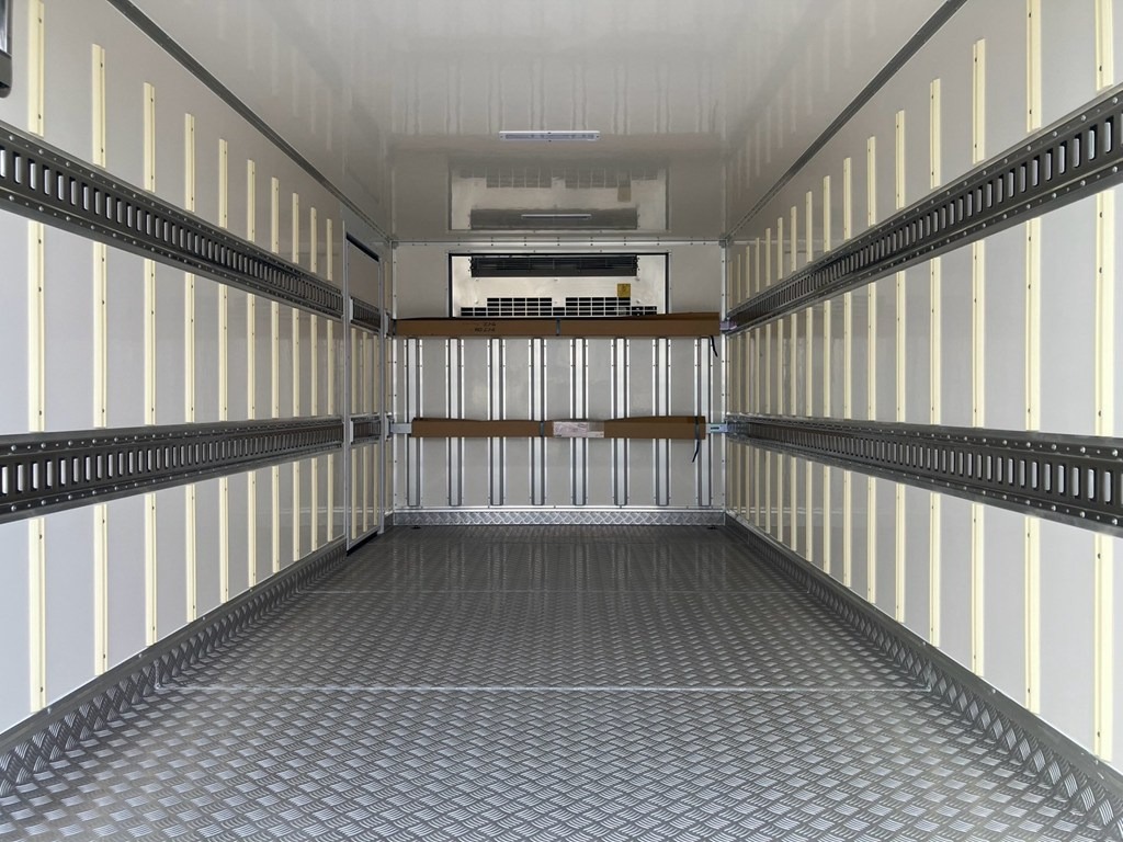 床は縞板アルミ製です。|日野 デュトロ 2WG-XZU713N(2WD)の写真13