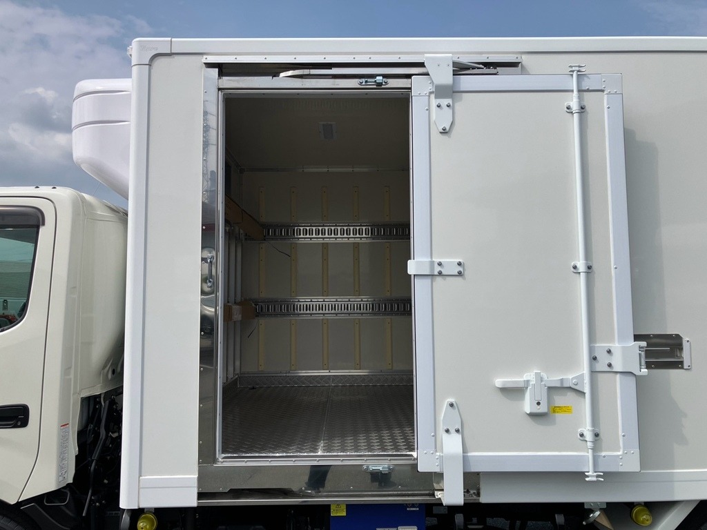 サイドドアを開いた状態です。(門口周りはステンレス製です)|日野 デュトロ 2WG-XZU713N(2WD)の写真18