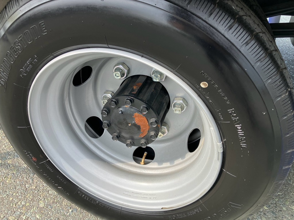 助手席側リアホイールハブに置き錆があります。|日野 デュトロ 2WG-XZU713N(2WD)の写真24