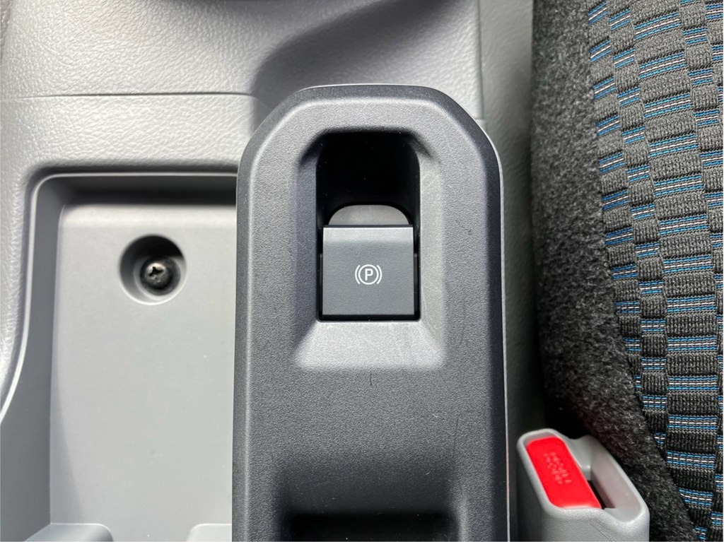 電動パーキングスイッチです。|日野 デュトロ 2WG-XZU713N(2WD)の写真33