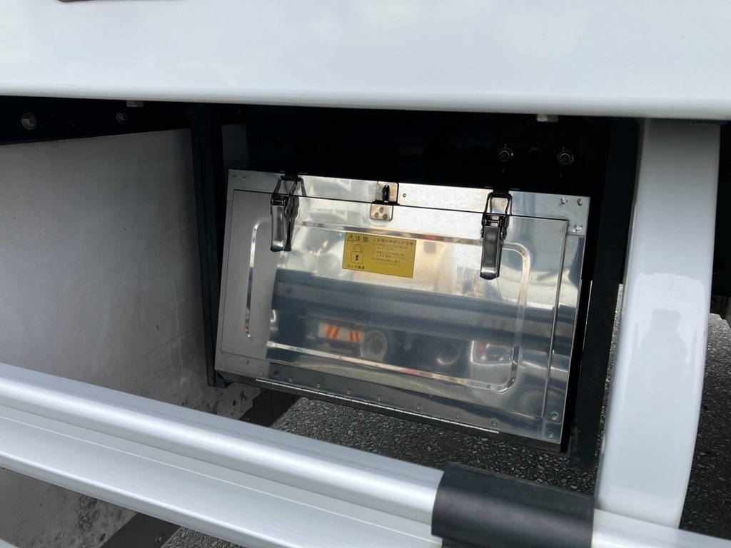 運転席側ボディー後方に工具箱が付いています。|日野 プロフィア 2DG-FW1AHCの写真19