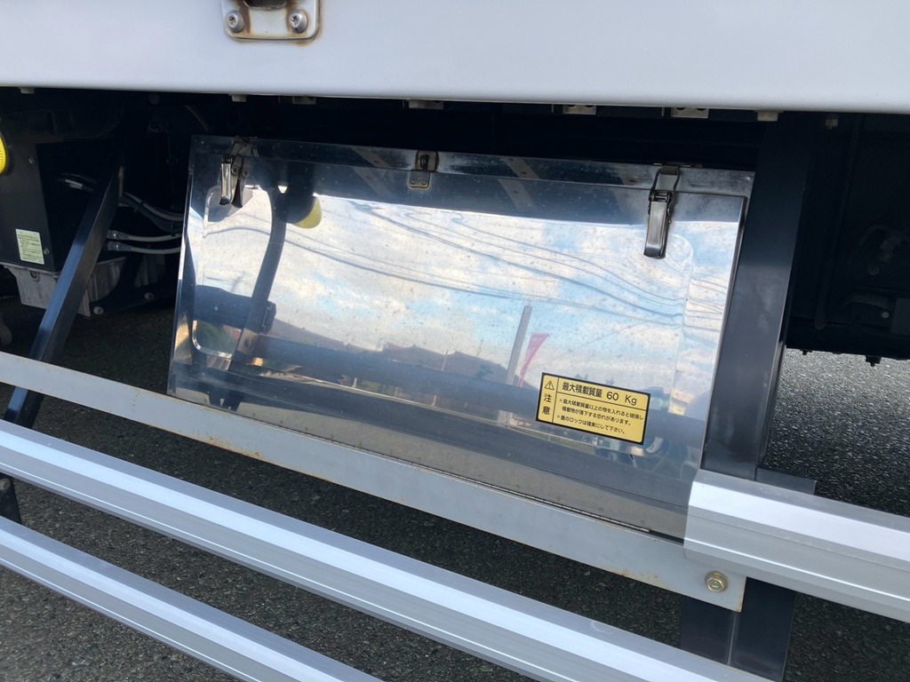 運転席側ボディー中央にステンレス製の工具箱が付いています。|三菱 スーパーグレート 2PG-FU74HZの写真15