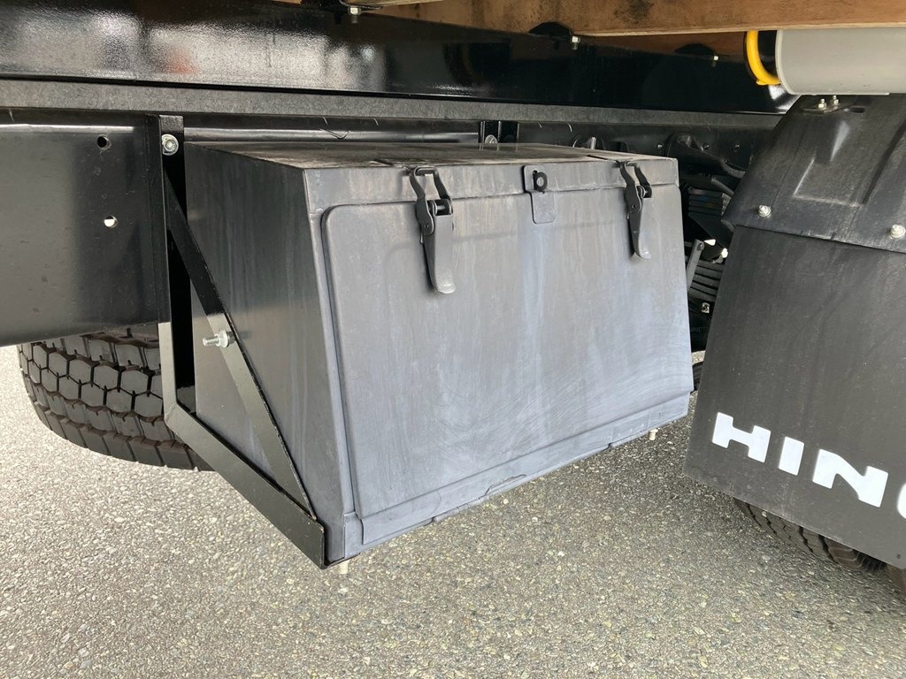 運転席側ボディー後方に工具箱が付いています。(経年劣化による色褪せがあります)|日野 レンジャー 2KG-FE2ACAの写真11
