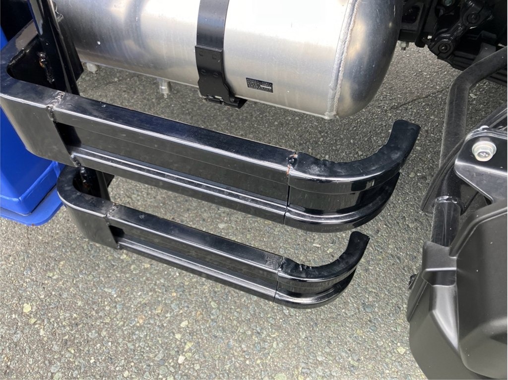 運転席側サイドバンパー前方に置き錆があります。|日野 レンジャー 2KG-FE2ACAの写真17