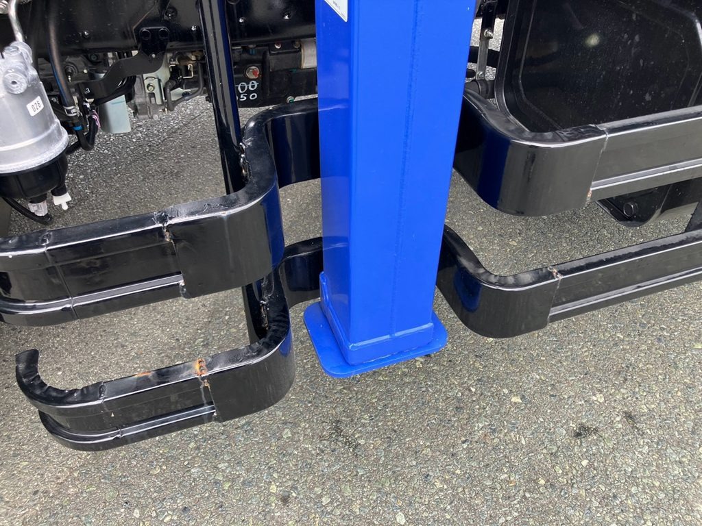 助手席側サイドバンパー前方に置き錆があります。|日野 レンジャー 2KG-FE2ACAの写真18