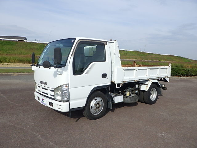 いすゞ エルフ BDG-NKR85AN(2WD)の写真1