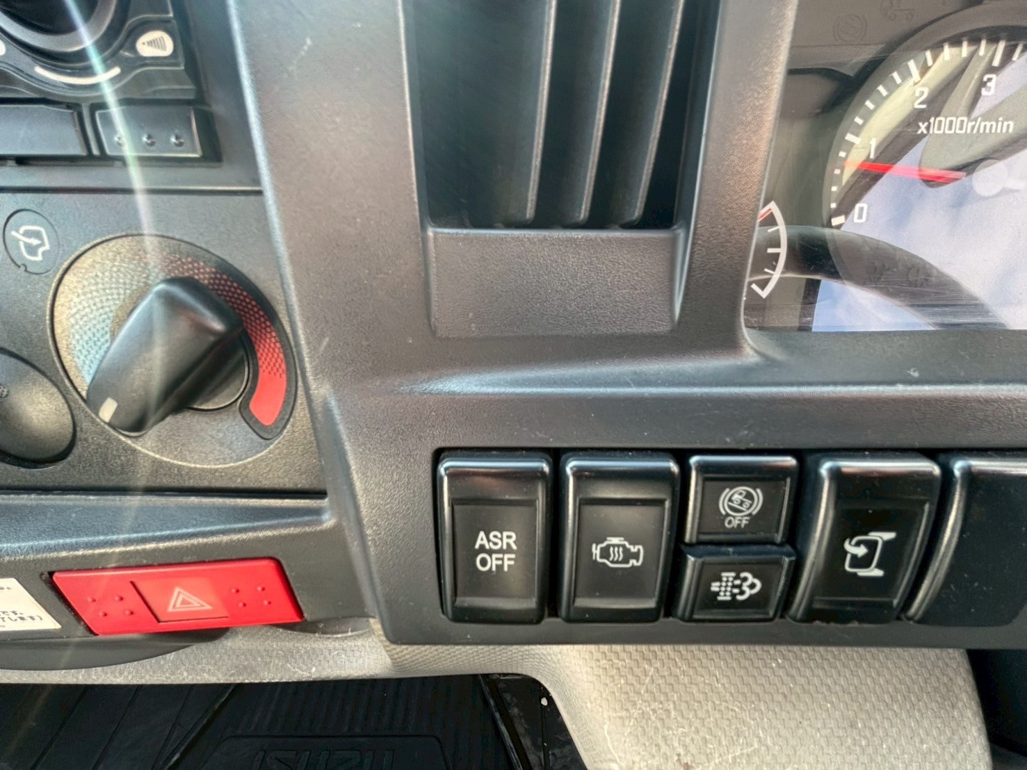 いすゞ エルフ BKG-NKR85Nの写真35