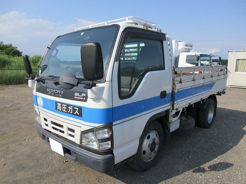 いすゞ エルフ PB-NKR81A(2WD)の写真1