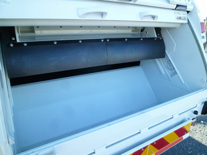 三菱 キャンター 2PG-FEB80(2WD)の写真5