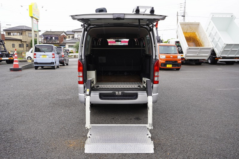 トヨタ ハイエースバン CBF-TRH200V(2WD)の写真15