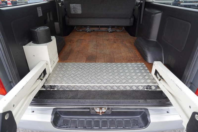 トヨタ ハイエースバン CBF-TRH200V(2WD)の写真16