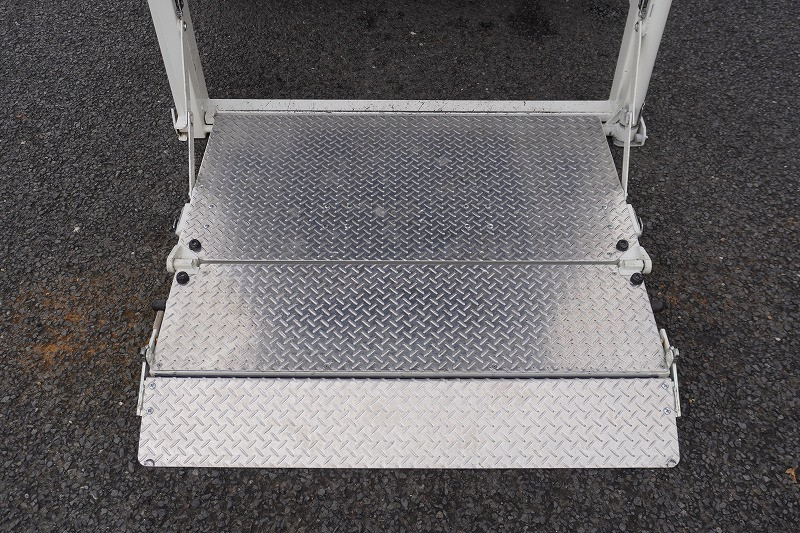 トヨタ ハイエースバン CBF-TRH200V(2WD)の写真19