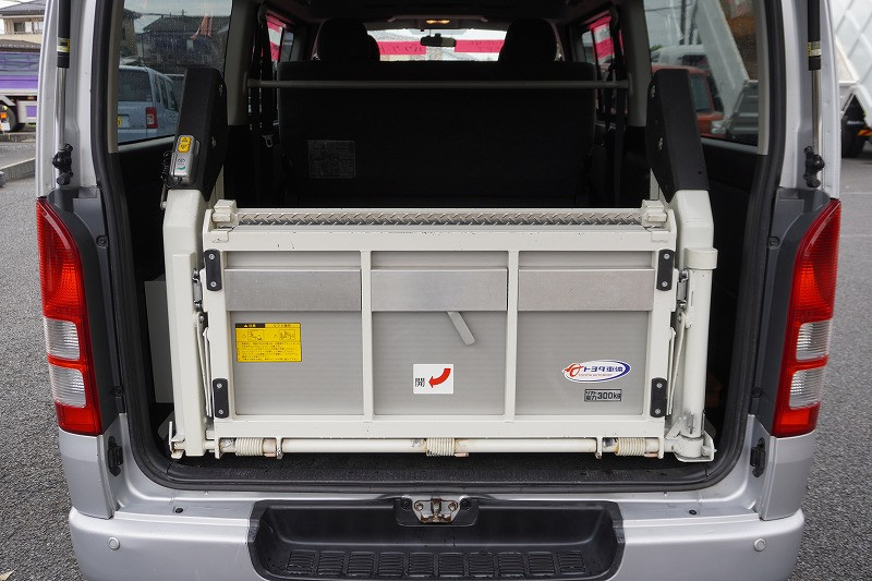 トヨタ ハイエースバン CBF-TRH200V(2WD)の写真22