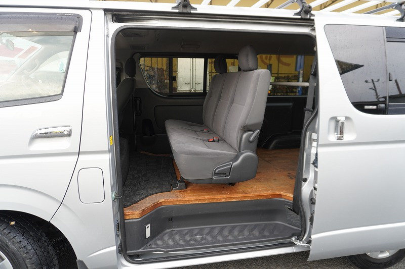 トヨタ ハイエースバン CBF-TRH200V(2WD)の写真28