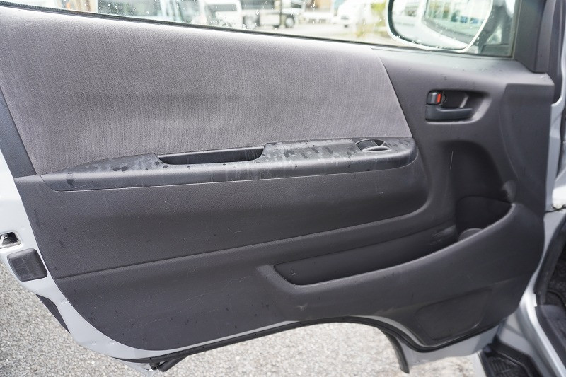 トヨタ ハイエースバン CBF-TRH200V(2WD)の写真45