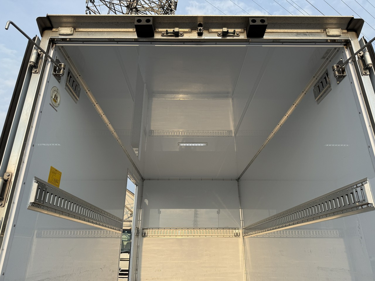 いすゞ エルフ 2RG-NLR88AN(2WD)の写真6