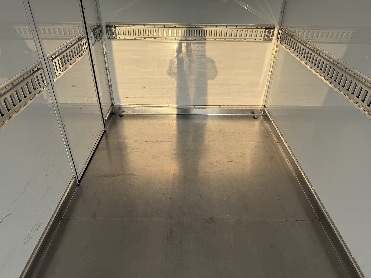 いすゞ エルフ 2RG-NLR88AN(2WD)の写真26