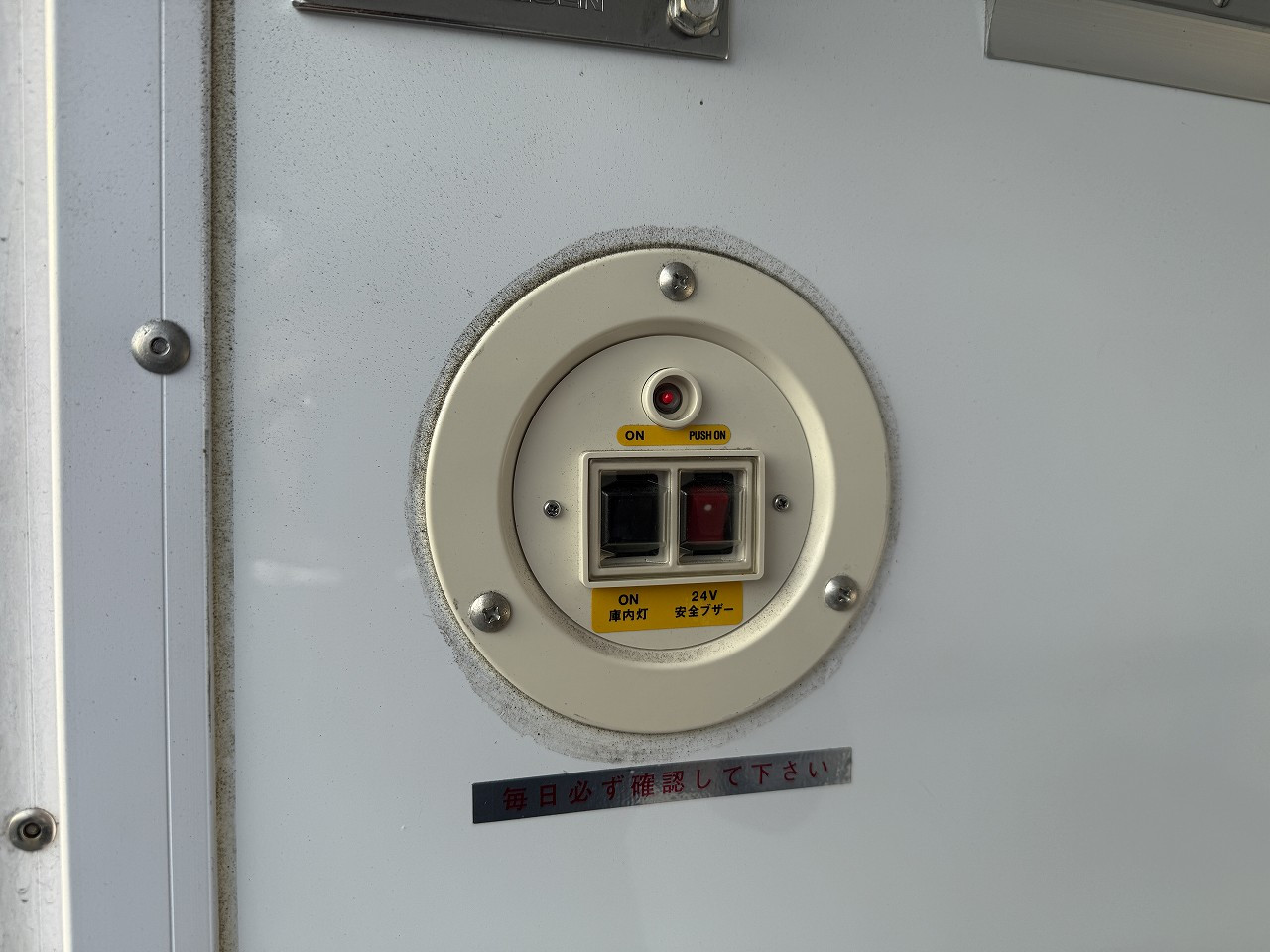 いすゞ エルフ 2RG-NLR88AN(2WD)の写真28