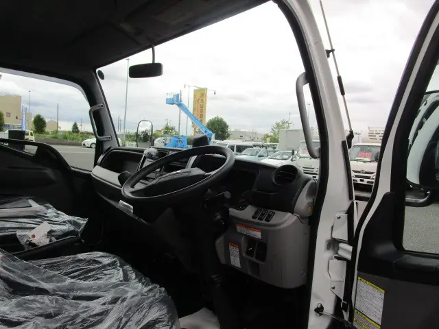 三菱 キャンター 2PG-FEB90(2WD)の写真12