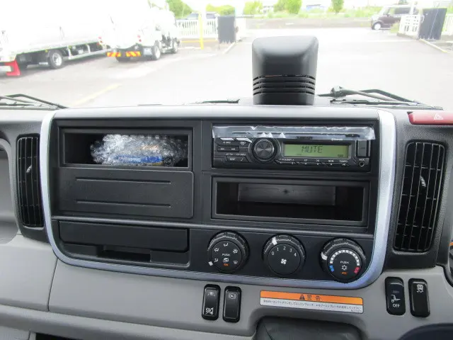 三菱 キャンター 2PG-FEB90(2WD)の写真13