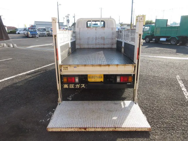 いすゞ エルフ TRG-NKR85A(2WD)の写真9