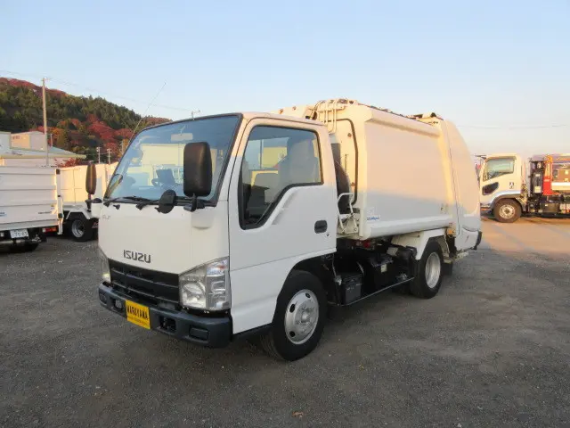 いすゞ エルフ BKG-NKR85AN(4WD)の写真1