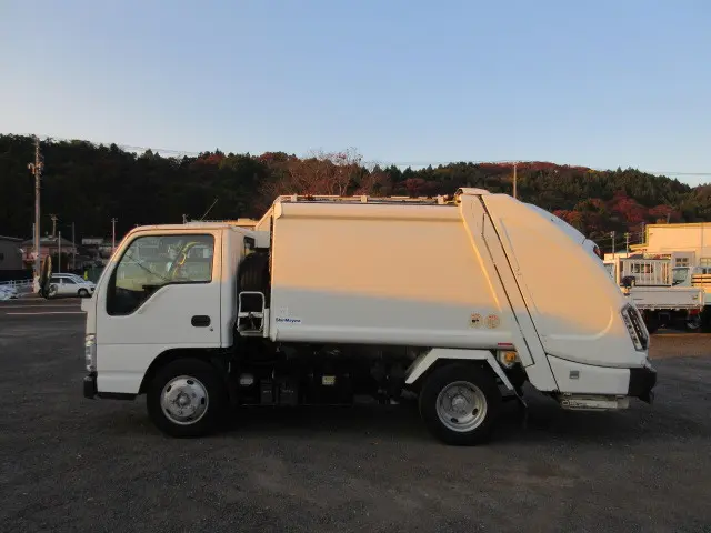 いすゞ エルフ BKG-NKR85AN(2WD)の写真5