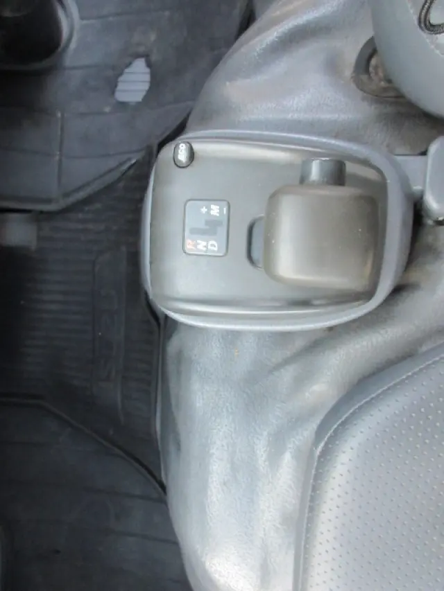 いすゞ エルフ BKG-NKR85AN(2WD)の写真20