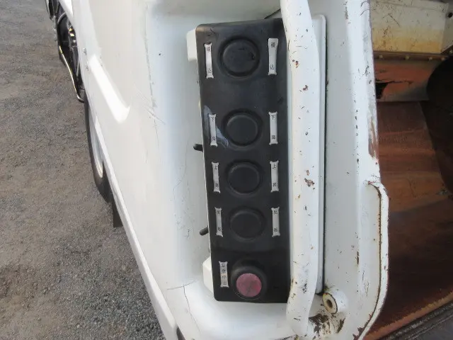 いすゞ エルフ BKG-NKR85AN(2WD)の写真36