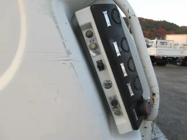 いすゞ エルフ BKG-NKR85AN(2WD)の写真37