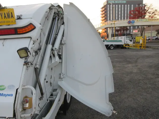 いすゞ エルフ BKG-NKR85AN(2WD)の写真41