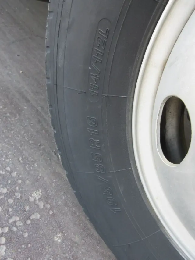 いすゞ エルフ BKG-NKR85AN(2WD)の写真50