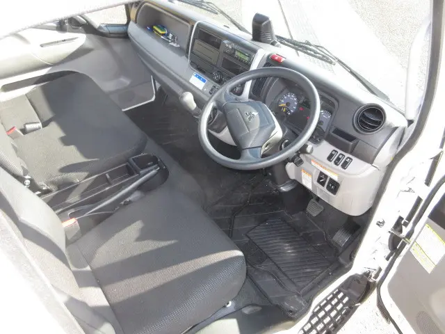 三菱 キャンター 2PG-FEB90(2WD)の写真17